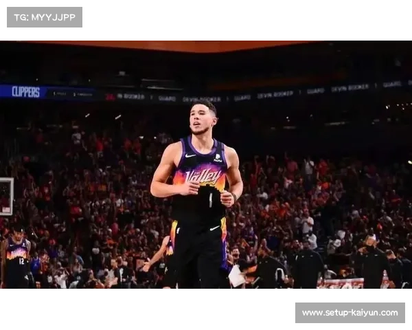 布里奇斯突破掩护疑似受伤下场后捂着手臂需进一步检查